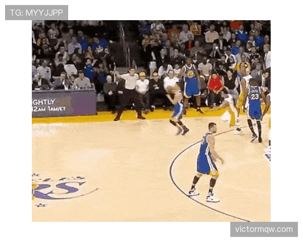 NBA持球突破规则解析:如何避免走步违例的实战技巧 NBA持球突破规则解析:如何避免走步违例的实战技巧
